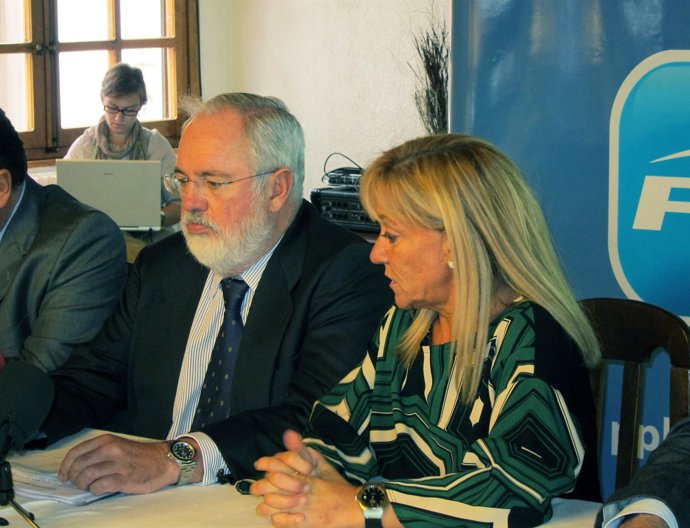 Cañete (I) E Isabel Carrasco (D)