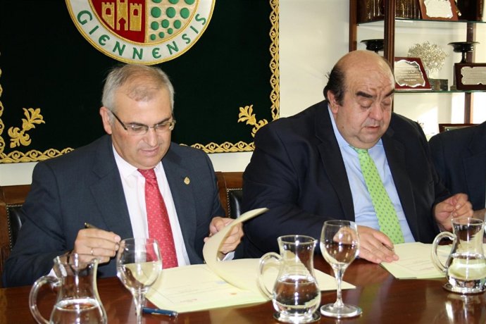Manuel Parras Y Luis Carlos García Firman Los Convenios De Colaboración.