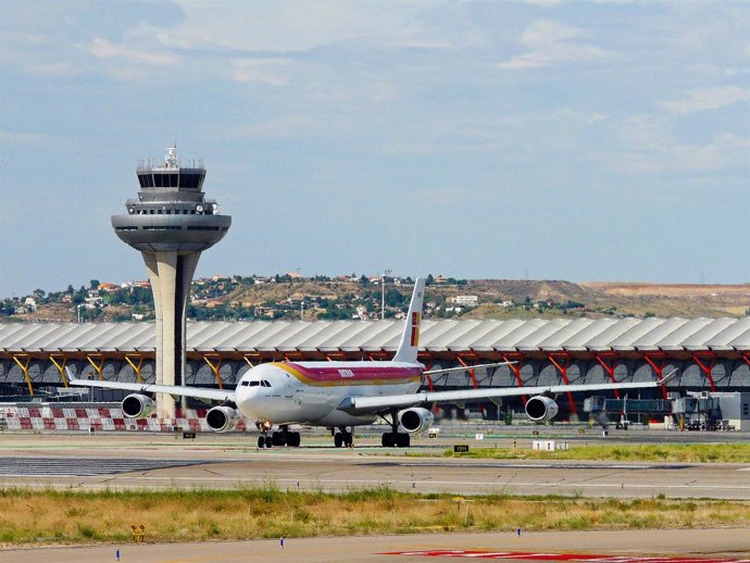 Avión de Iberia en la T4