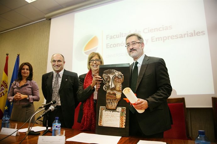 Antonio Ávila Es Nombrado Alumno De Honor De La Facultad De Económicas