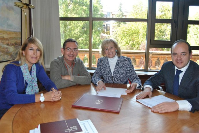 La Alcaldesa Con Los Representanets De Los Vecinos