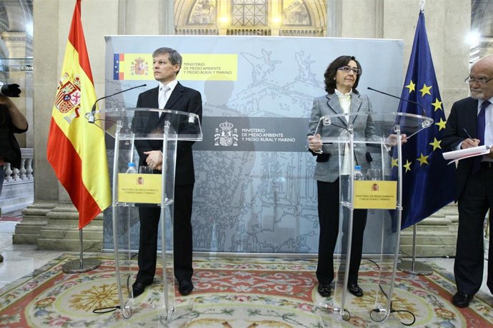La ministra Rosa Aguilar con el comisario de Agricultura, Dacian Ciolos