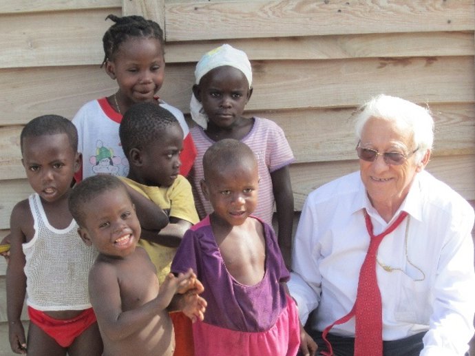 Padre Ángel Con Niños Haitianos