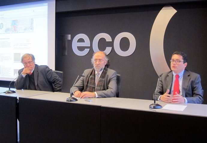 Rogelio Blanco Acompañado De Otros Responsables Del Proyecto.