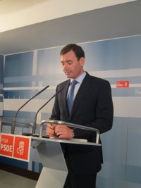 Gómez dice que los "insultos" del PP en las instituciones "se convierten en pedradas contra las caravanas del PSOE