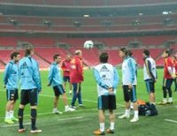 Fútbol/Selección.- España se ejercita en Wembley y Del Bosque no da pistas del once inicial