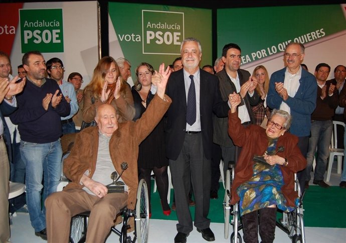 El Secretario General Del PSOE-A, José Antonio Griñán, Junto A Los Homenajeados.
