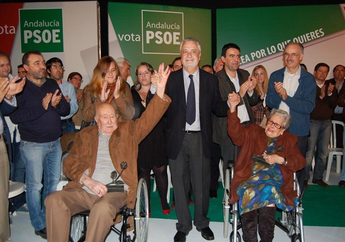 El Secretario General Del PSOE-A, José Antonio Griñán, Junto A Los Homenajeados.