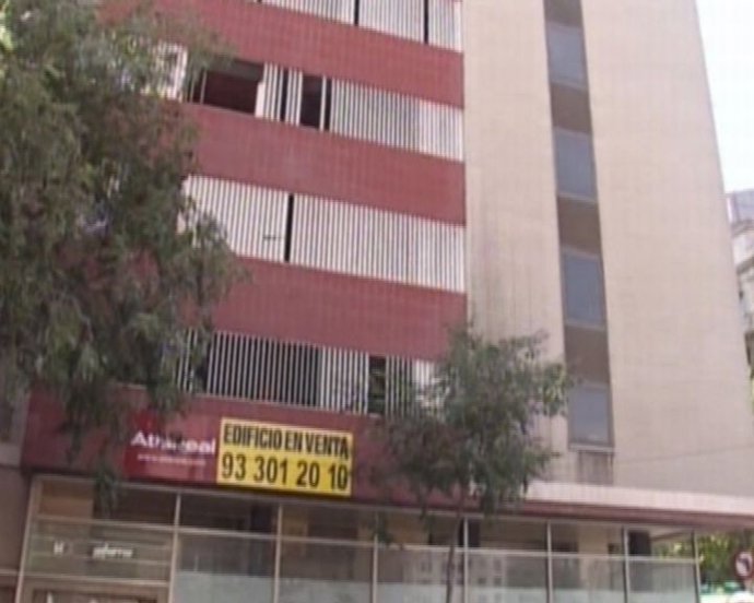 La compraventa de vivienda modera su caída