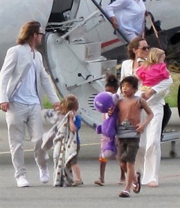  Angelina Jolie Y Brad Pitt (Con Sus Hijos