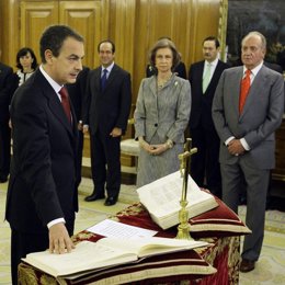 Zapatero jura la Constitución ante el Rey