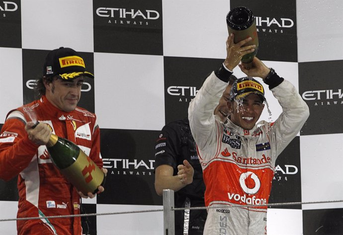 Fernando Alonso Y Lewis Hamilton En El Podio De Abu Dhabi