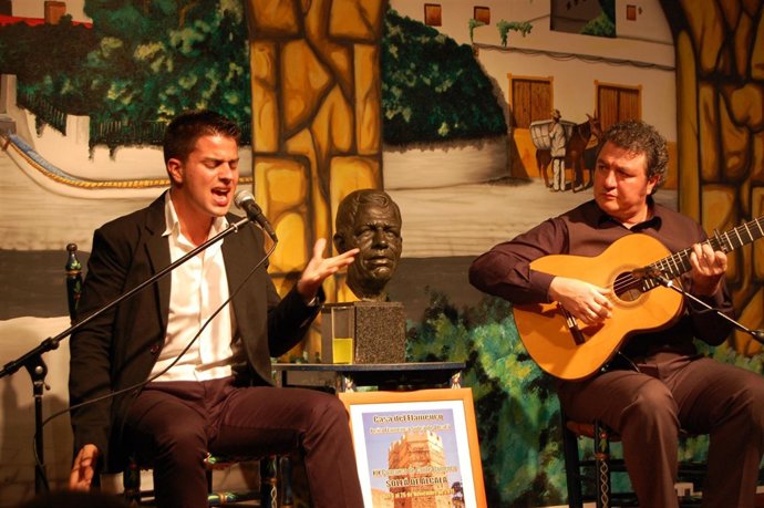 Manuel Jesús García Hurtado 'Niño De Gines' Al Cante Ya La Guitarra 'Niño Elías'