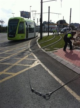 El Tranvia En La Rotonda Donde El Camión Ha Roto La Catenaria