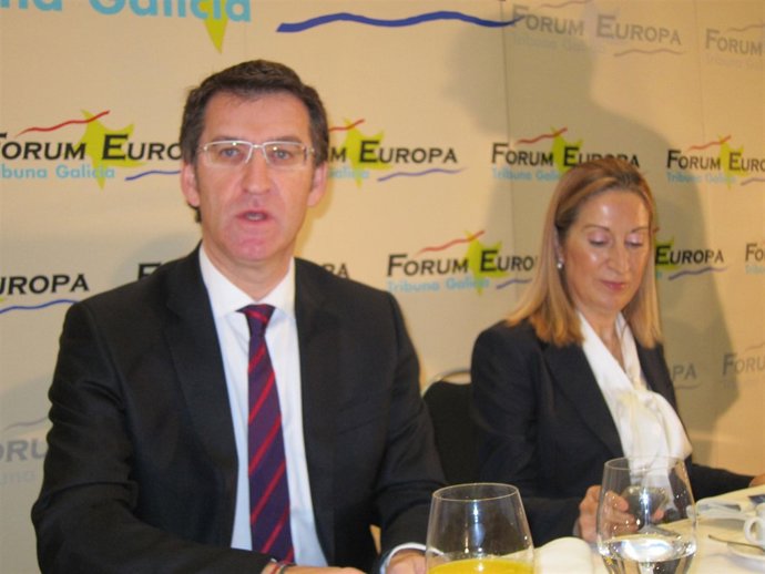 Alberto Núñez Feijóo Y Ana Pastor En Un For En Vigo.