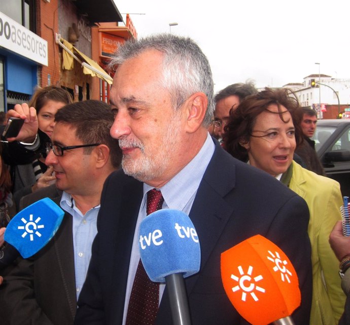 Griñán Atiende A Los Medios Antes De Un Acto Electoral Del PSOE-A
