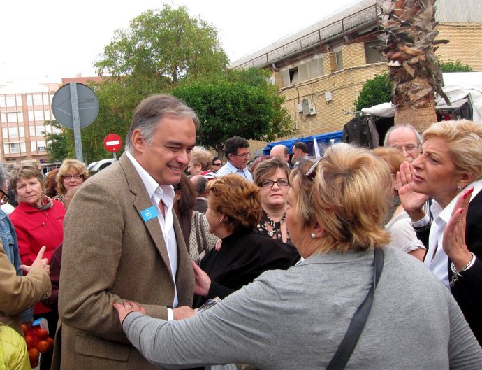 Esteban González Pons En El Mercado De Moncada 