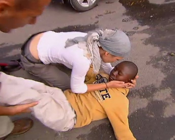 Dos Concursantes De 'Pekín Express' Salvan La Vida A Un Niño En Tanzania