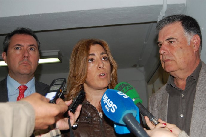 Susana Díaz Flanqueada Por Espadas Y Viera.