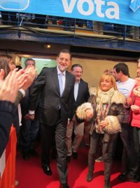 Rajoy confía en "apuntalar el cambio" al final de campaña y asegura que el PSOE no le encontrará como enemigo