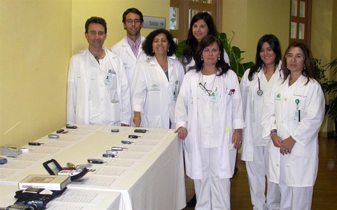 Profesionales Posan Junto A Glucómetros Para Medir El Nivel De Glucosa
