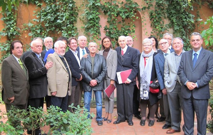 La Consellera Lola Johnson Posa Junto A Los Miembros Del CVC