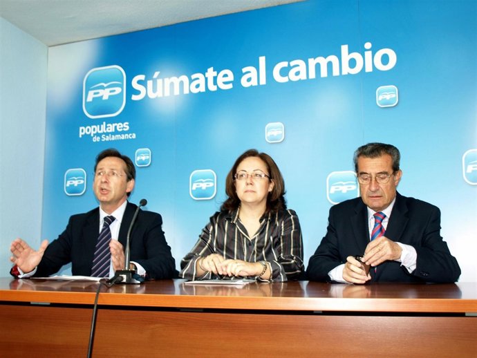 Gonzalo Robles, María Jesús Moro Y José Muñoz En La Sede Del Partido       