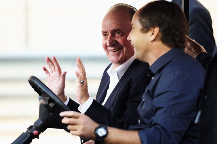 El Rey Don Juan Carlos Dentro De Un Coche Eléctrico En El Circuito De Abu Dhabi 