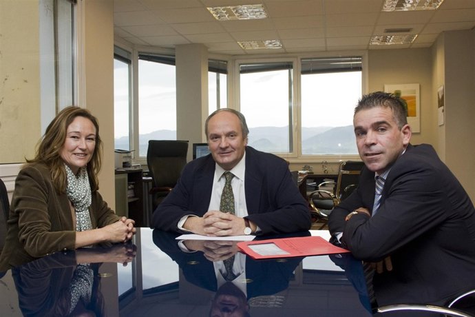 Alcaldesa De Santoña, Consejero De Medio Ambiente Y Alcalde De Argoños. 
