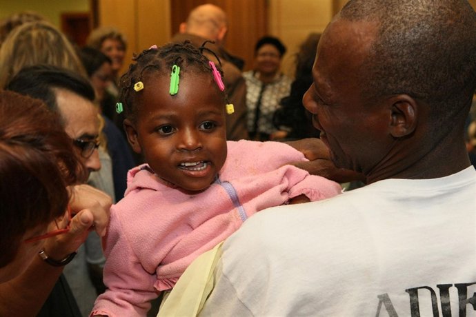 Niña Llega A España Desde Haití Con Mensajeros De La Paz