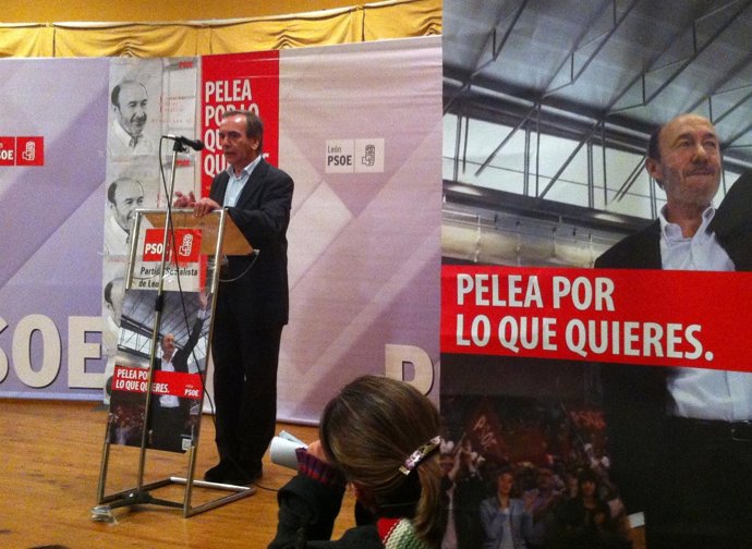 José Antonio Alonso Durante El Mitin En Cistierna (León)