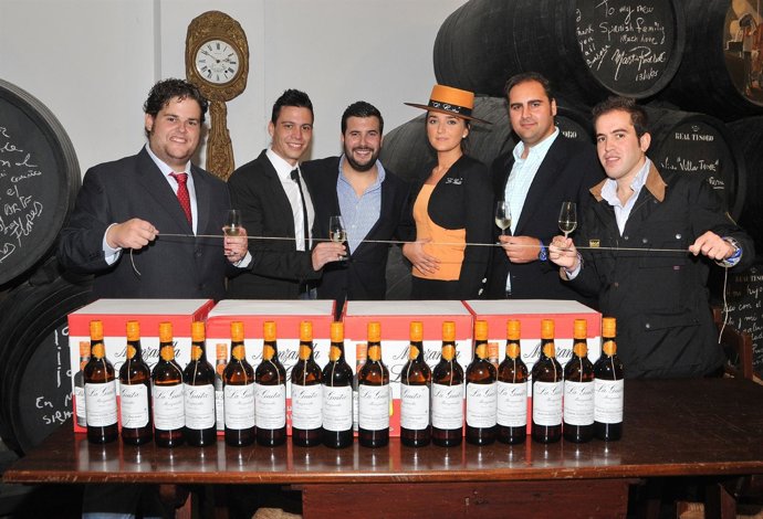 Los Ganadores Del Concurso Con El Director De Comunicación Del Grupo Estévez