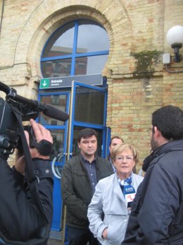 La Cabeza De Lista Al Senado Por La Provincia De Huelva, Petronila Guerrero. 