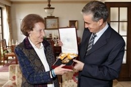 Jáuregui Entrega A La Viuda De Bandrés La Gran Curz De Isabel La Católica.