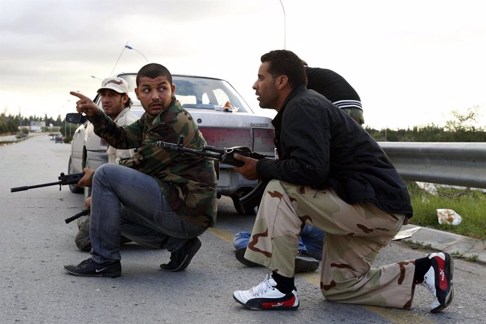 Milicianos Libios Luchan Contra Un Clan Rival Por El Control De Una Base Militar