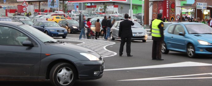 DIRIGIENDO TRAFICO EN CC ABADIA