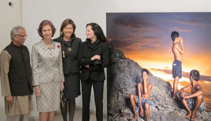 Muhammad Yunnus Visita La Exposición Junto A Doña Sofía