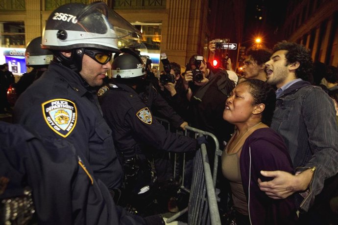 Intentan Desalojar A Los 'Occupy Wall Street' De Un Parque De Nueva York