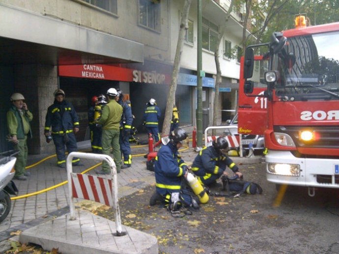 Bomberos Trabajando En La Zona Afectada