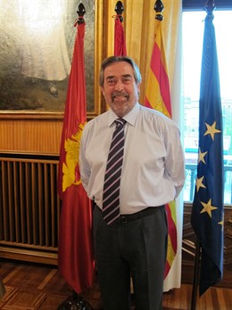 Belloch En Su Despacho Del Ayuntamiento Junto A Las Banderas