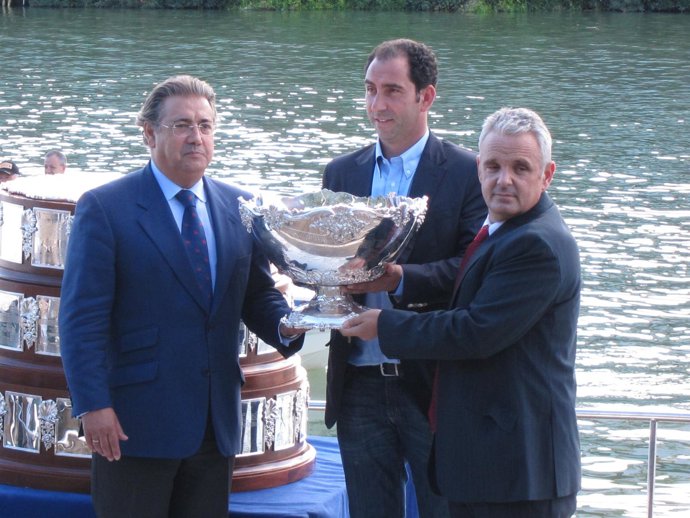 Escañuela, Sujeta, Junto A Costa Y El Alcalde De Sevilla La Ensaladera