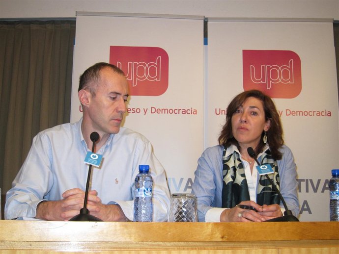 Ramón Gil Y Cristina Andreu (Upyd) En La Rueda De Prensa Este Martes