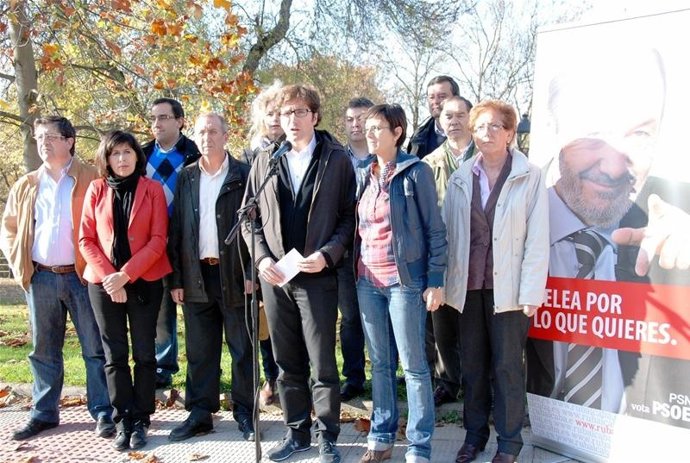 Candidatos Del PSN En Un Mitin Express.