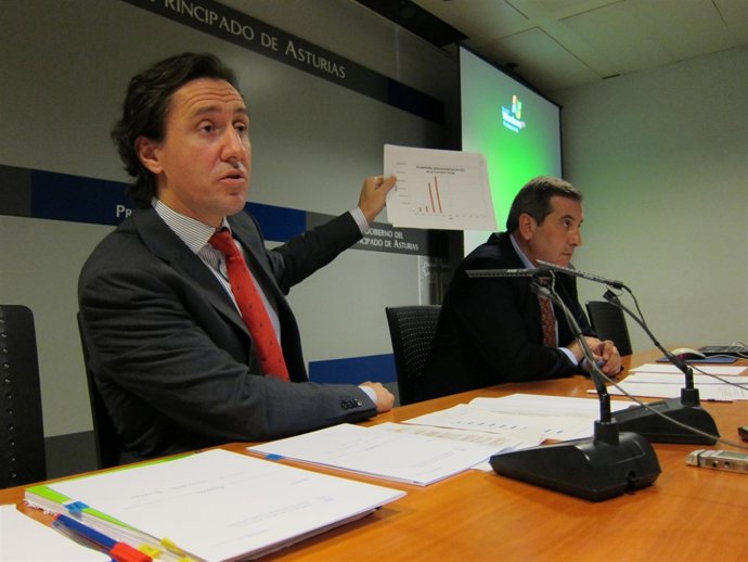 Albano Longo, Muestra Uno De Los Gráficos, Durante La Rueda De Prensa. 