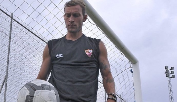 Gurante Toca Balón Durante Un Entrenamiento