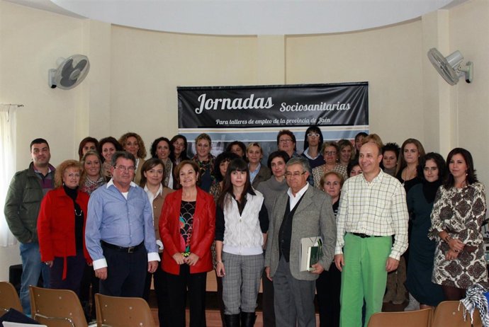 Carmen Álvarez, Junto A Participantes En Las Jornadas Sociosanitarias.