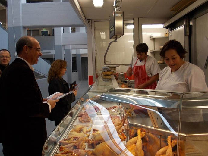 Jorquera Reparte Propaganda Electoral En El Mercado De As Conchiñas