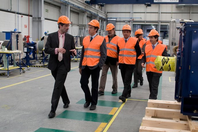 Alberto Nunez Feijoo E Javier Guerra Visitan A Fabrica De Vestas Ibericafoto: An