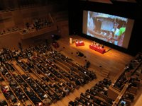 Yunus aboga por crear un banco de patentes en desuso para empresas sociales 