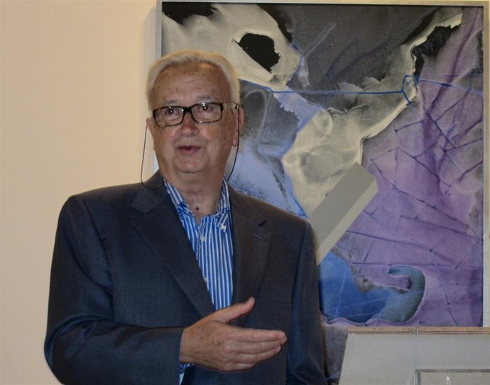 El Artista Jesús Nuñez Junto A Una De Sus Obras Expuestas En Salamanca